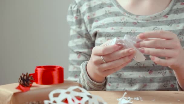 Flicka Tonåring Med Glasögon Carving Snöflingor Papper — Stockvideo