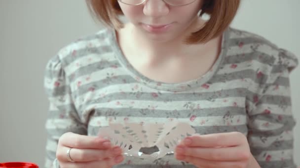 Menina Adolescente Com Óculos Esculpir Flocos Neve Papel — Vídeo de Stock