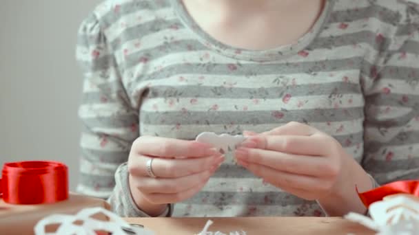 Дівчина Підліток Окулярах Різьблення Сніжинки Паперу — стокове відео