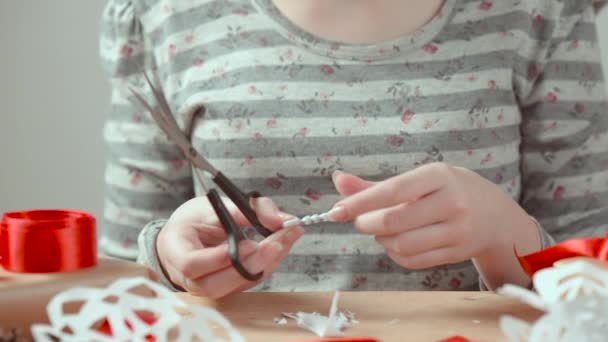 Девочка Подросток Очках Вырезает Снежинки Бумаги — стоковое видео