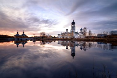 Gölde yansıyan günbatımı Krypetsky Manastırı.