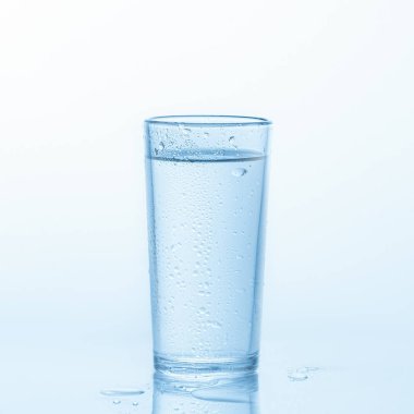 Beyaz arkaplanda izole edilmiş bir bardak su..