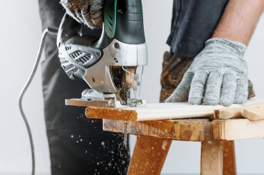 Kırpma adam Yapboz testereler yönetim kurulu ve uçan talaş. Ahşap kavram