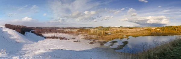 Panoramiczne pejzaże. Kolaż zmiany pór roku zimą i jesienią. — Zdjęcie stockowe