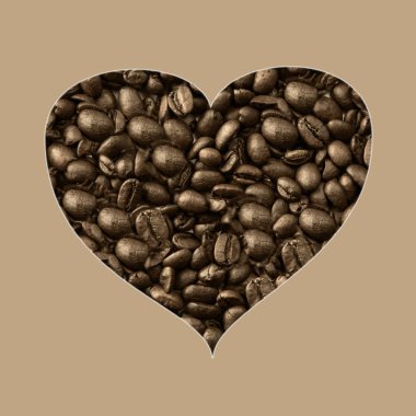 Kahve çekirdekleri bej renkli arka plan üzerinde izole kalp sembolü kare çekim. Aşk kavramı.