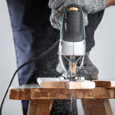 Ahşap işçisi ahşap panel jig ile kesme gördüm. Düz kesim.