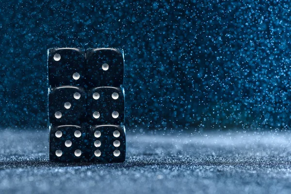 Έξι μαύρες διαφορετικές ζάρια σε μπλε φόντο. Η έννοια των τυχερών παιχνιδιών. Κύβοι από μία έως έξι. — Φωτογραφία Αρχείου
