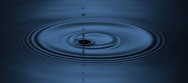 Merkezi ve çeşitlenen daireler soluna bir damla düşer.