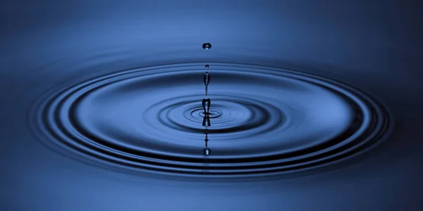Blå vattendroppe som faller ner. Blå abstraktion bakgrund. — Stockfoto