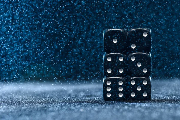 Seis dados diferentes pretos em um fundo azul. O conceito de jogo. Cubos de um a seis . — Fotografia de Stock