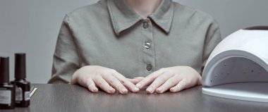 Kadınların elleri jöle, jöle lambası ve vernikleri kaplamaya hazır..