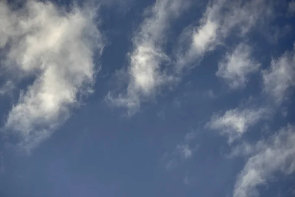 Fondo plano de cielo azul con nubes blancas . — Foto de Stock