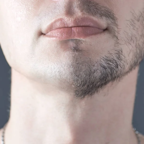 Un uomo con il mento mezzo rasato. Bianco giovane uomo rasatura . — Foto Stock