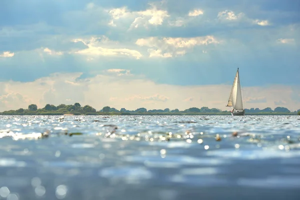 Segeln. Schiffsjachten mit Segeln auf dem Fluss. — Stockfoto