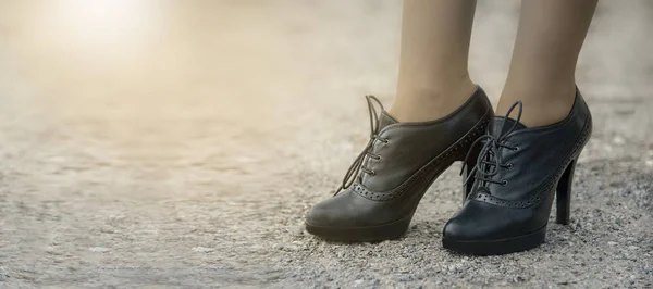 Concept de mode de pieds de femmes en chaussures noires avec des talons hauts éclairés par la lumière du soleil  . — Photo