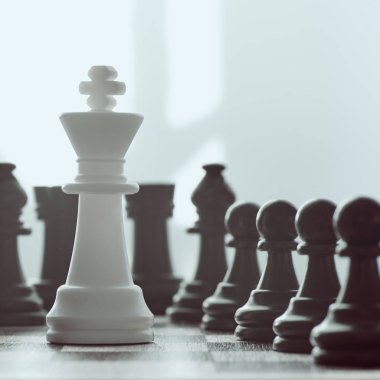 Zor eşitsiz mücadele veya azınlıkların mücadele sembolü olarak birçok düşmana karşı tek beyaz kral. Kavram herkese karşı bir.