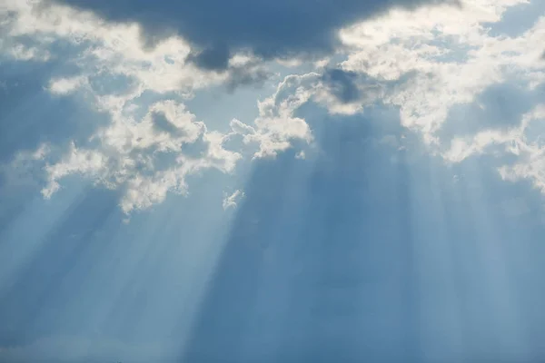 Nublado cielo tormentoso con rayos de sol rompiendo a través de . — Foto de Stock