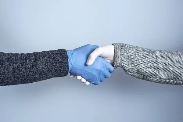 Foto Horizontal Apretón Manos Guantes Médicos Sobre Fondo Gris — Foto de Stock