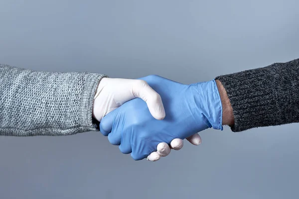 Οριζόντια Λήψη Χειραψία Ιατρικά Γάντια Γκρι Φόντο — Φωτογραφία Αρχείου