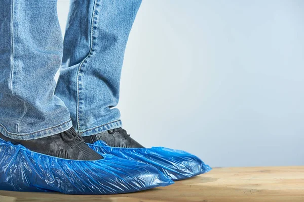 Plan Horizontal Des Jambes Des Hommes Couvre Chaussures Bleues Portées — Photo