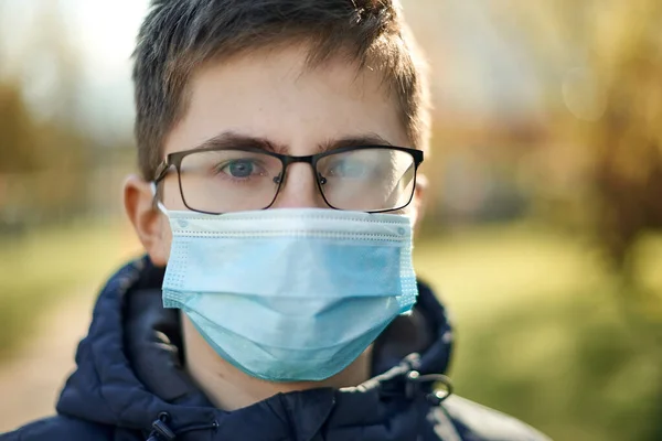 2019 yılına karşı gözlüklü ve tıbbi maskeli bir adamın portresi. Maskeye girme zorluğu gözlükleri buğulandırıyor.