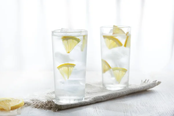 Poziome Ujęcie Dwóch Szklanek Zimnej Lemoniady Serwetce Lnianej Białym Tle — Zdjęcie stockowe