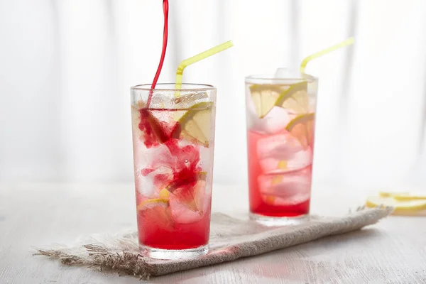 Tiro Horizontal Dois Copos Limonada Gelada Com Limão Despeje Xarope — Fotografia de Stock