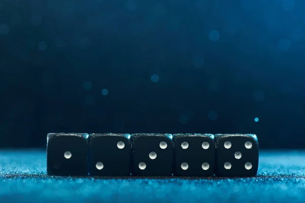 Οριζόντια Λήψη Πέντε Διαφορετικών Μαύρων Ζαριών Μπλε Φόντο Έννοια Του — Φωτογραφία Αρχείου