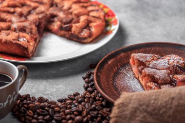 Ev yapımı pasta, rustik plaka, kahve çekirdekleri Sim Tarih. Beton arka plan. Üstten görünüm. Mockup