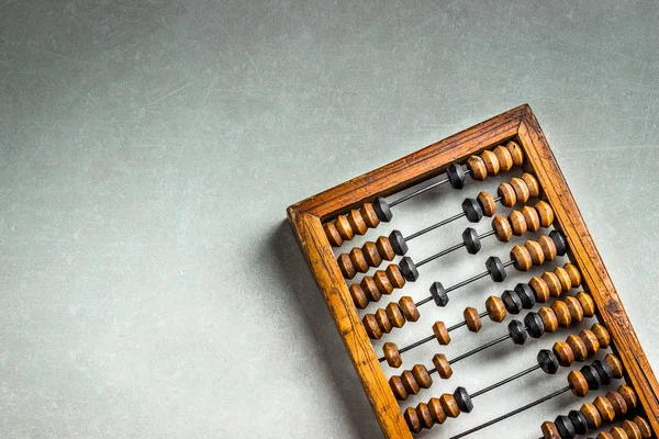 Oude houten bekrast vintage decimaal abacus op betonnen ondergrond. Bovenaanzicht. Maak je niet druk. Kopieerruimte — Stockfoto