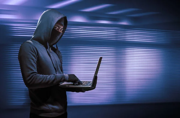 Hacker Met Laptop Het Internet Hacken — Stockfoto
