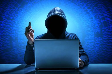 Hacker dizüstü bilgisayar kullanıyor. İnternet 'i hacklemek.