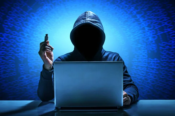 Hacker Met Laptop Het Internet Hacken — Stockfoto