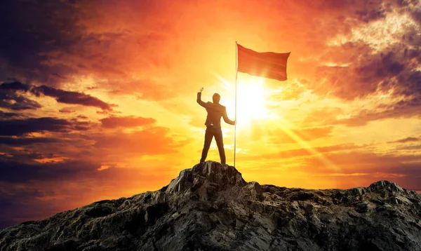 Omul Afaceri Steag Vârful Muntelui Conceptul Succes — Fotografie, imagine de stoc