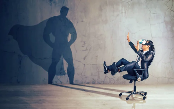 Sanal Gerçeklik Gözlük Takan Sandalyede Oturan Işadamı Güçlü Bir Adam — Stok fotoğraf