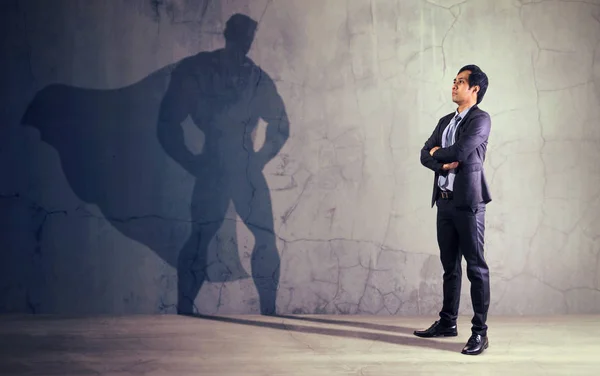 Asiatischer Geschäftsmann Mit Seinem Schatten Des Superhelden Der Wand Konzept — Stockfoto