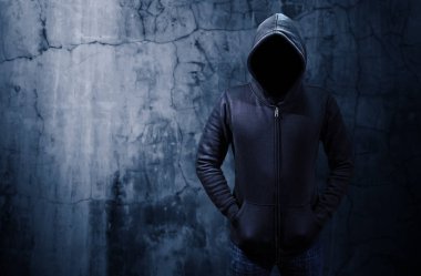 Karanlık odada tek başına duran hacker. Metin veya çizmek için boş alan