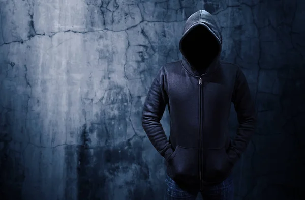 Karanlık odada tek başına duran hacker. Metin veya çizmek için boş alan