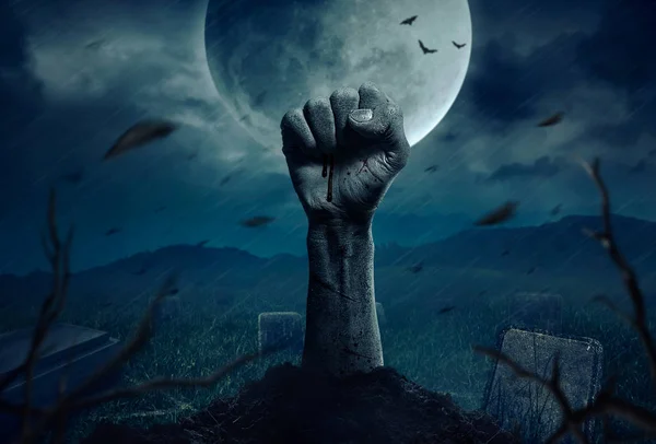 Zombie Ręce Podnoszące Się Ciemnej Halloween Nocy — Zdjęcie stockowe