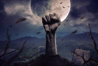 Karanlık Cadılar Bayramı gecesinde yükselen zombi elleri.