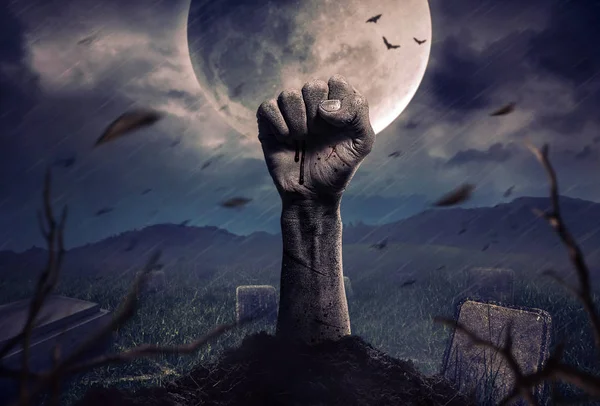 Karanlık Cadılar Bayramı gecesinde yükselen zombi elleri.