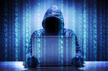 Hacker dizüstü bilgisayar kullanıyor. İnternet 'i hacklemek.