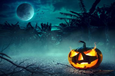 Cadılar Bayramı Balkabağı karanlık ormanda. Cadılar Bayramı arka plan.