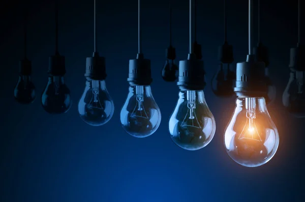 mavi arka plan, fikir kavramı üzerinde Lightbulbs
