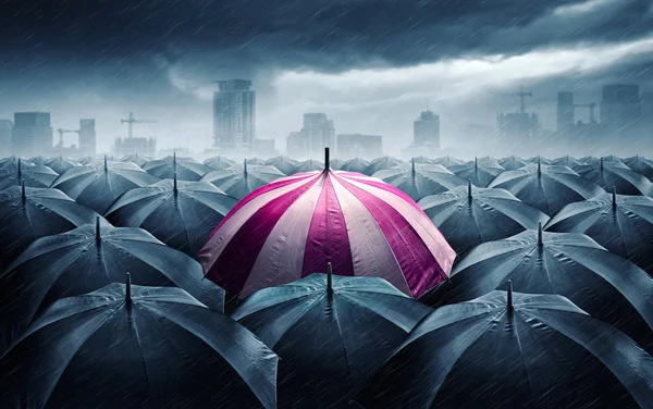 Rosa Weißer Regenschirm Mit Dunklen Stürmischen Wolken Erfolgskonzept — Stockfoto