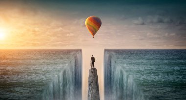 Rock dağ kenarında duran ve balon arayan bir işadamı. Başarı için kavram