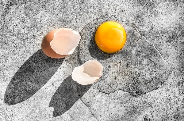 地面に卵の殻入り生卵 — ストック写真