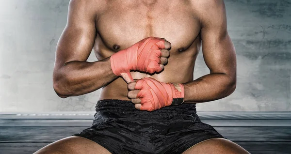 Close Hand Boxer Puxa Envoltórios Pulso Antes Treinamento — Fotografia de Stock