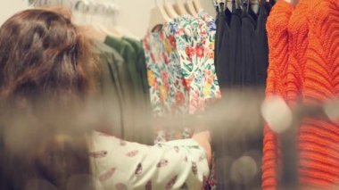 genç bir kadın mağaza seçmek sıcak kış kıyafet