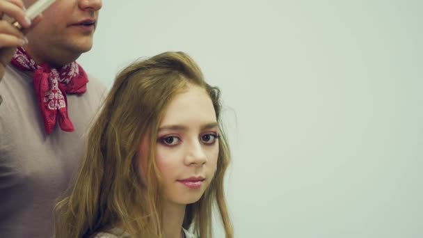 Mužské vizážista klade na make-up mladá žena. Mistr vypráví o make-up pro skupinu dívek. Hlavní třída pro vizážisty. — Stock video